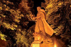 1229937901909_Monumento-a-Federico-II.jpg