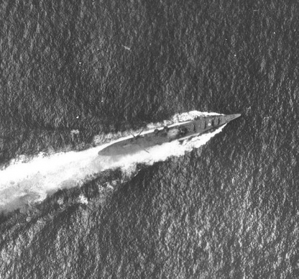 L incrociatore Chikuma sotto attacco. La macchia bianca al centro è il segno di una delle bombe da 1000 libbre.