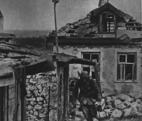 Portamunizioni tedesco tra le rovine di Sebastopoli.