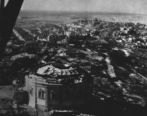 Veduta aerea della città di Sebastopoli dopo la battaglia.