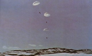 Lancio di paracadutisti tedeschi